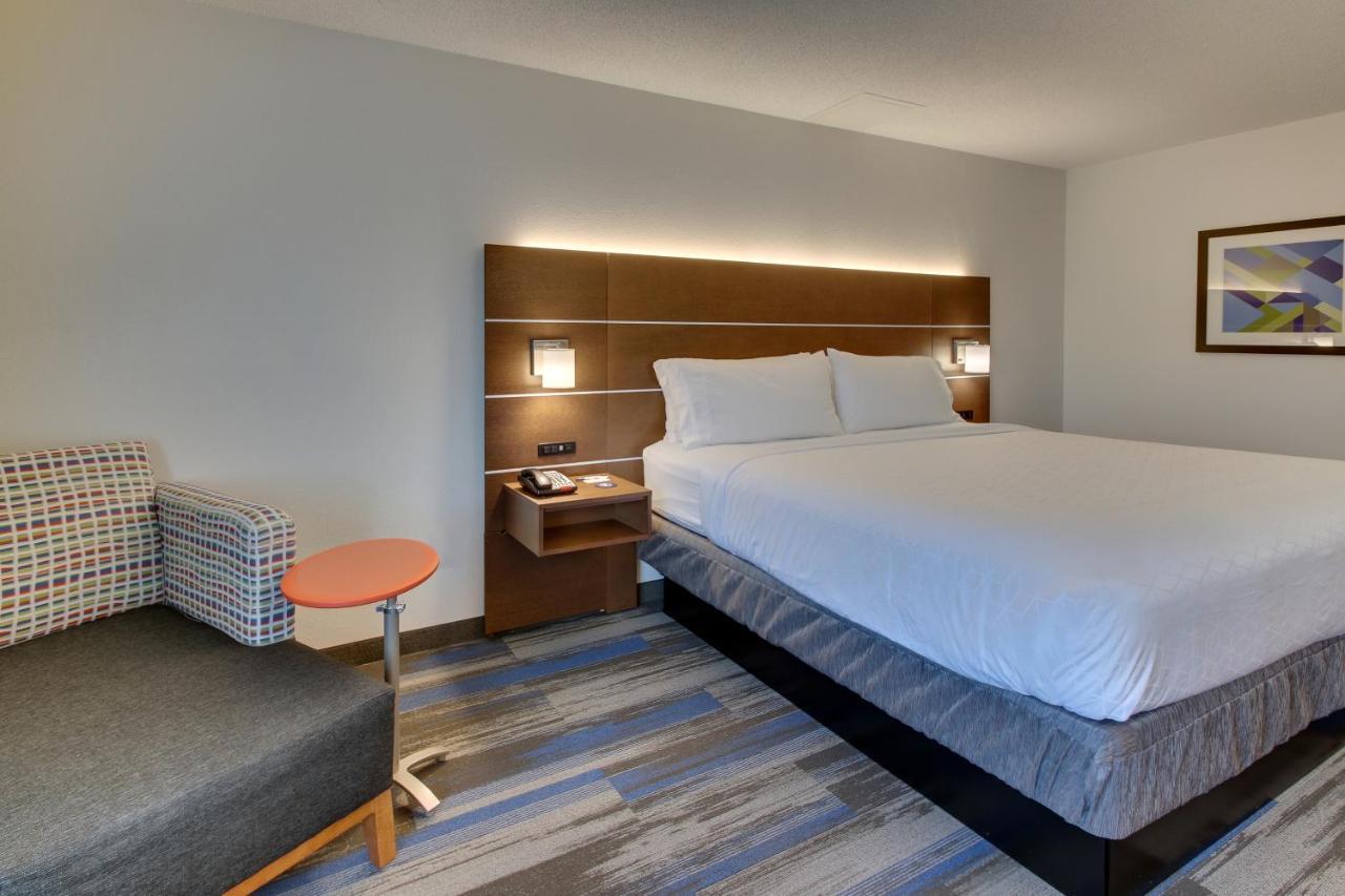 Standard King Room Mobility Accessible Roll Shower