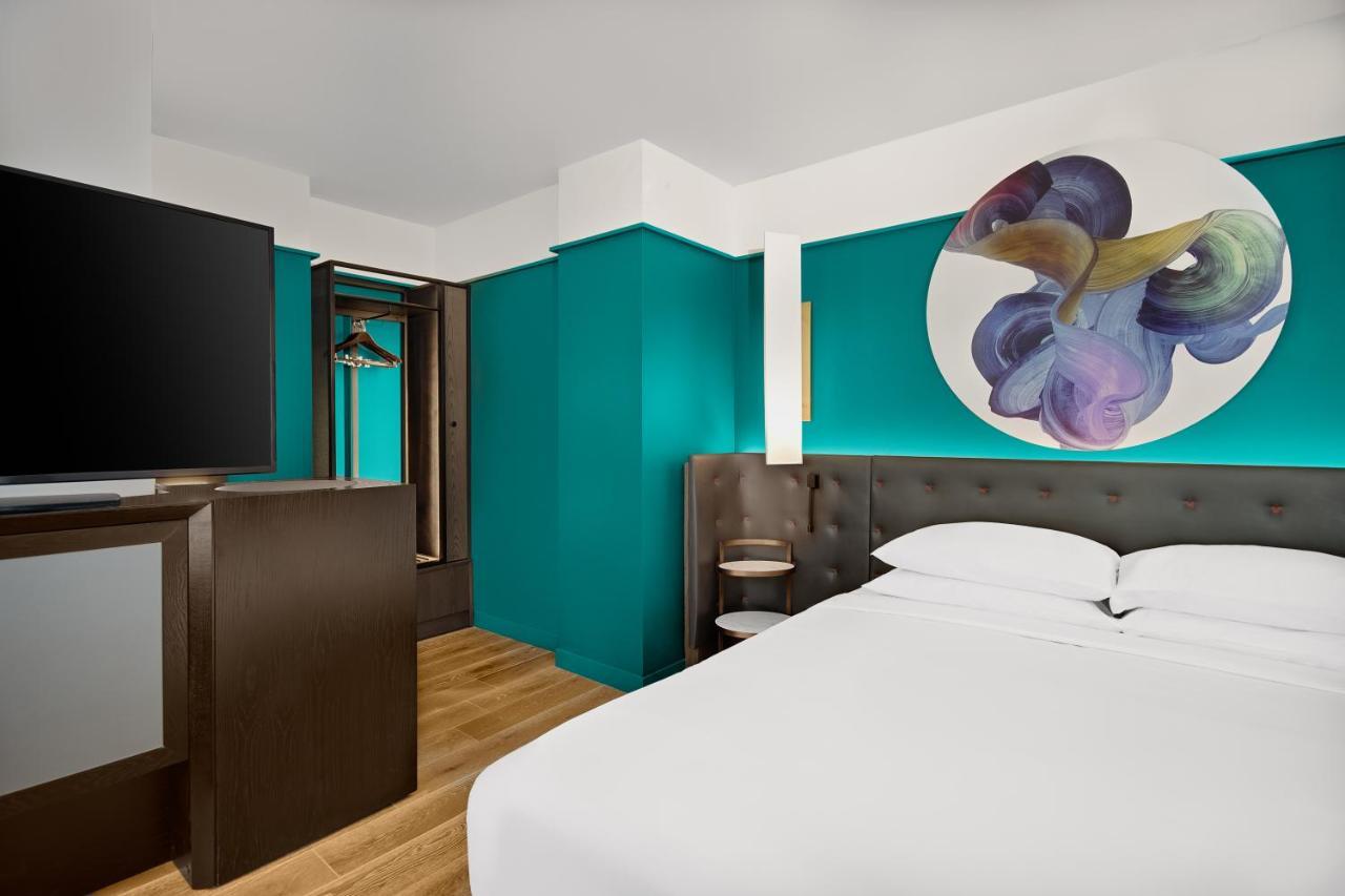 Quarto com Cama King-size e Vista da Cidade