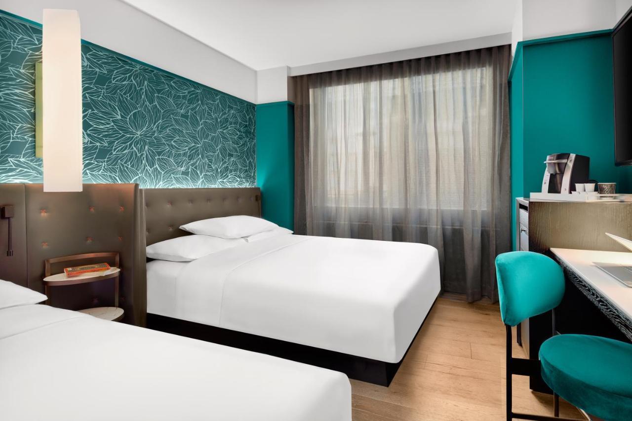 Quarto Queen com 2 Camas Queen-size e Vista da Cidade