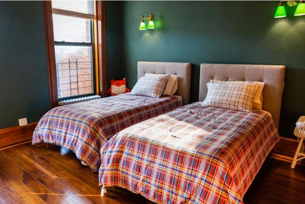Quarto com 2 Camas de Solteiro e Vista do Jardim
