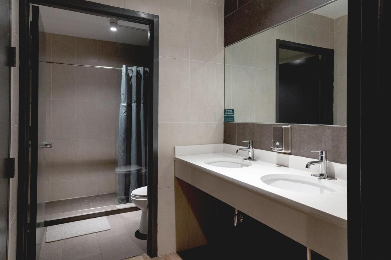 Cápsula Económica en habitación compartida mixta de 6 camas