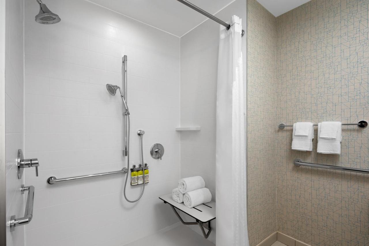 Quarto Standard com Cama King-size e Chuveiro Acessível a Cadeirantes - Acessível para Hóspedes com Mobilidade Reduzida