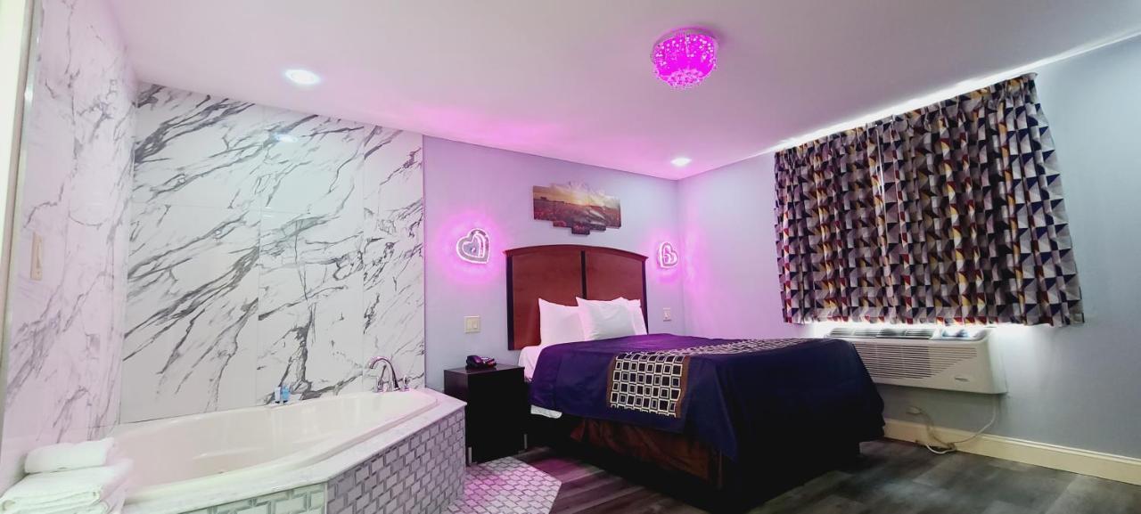 Quarto com Cama Queen-size e Banheira de Hidromassagem