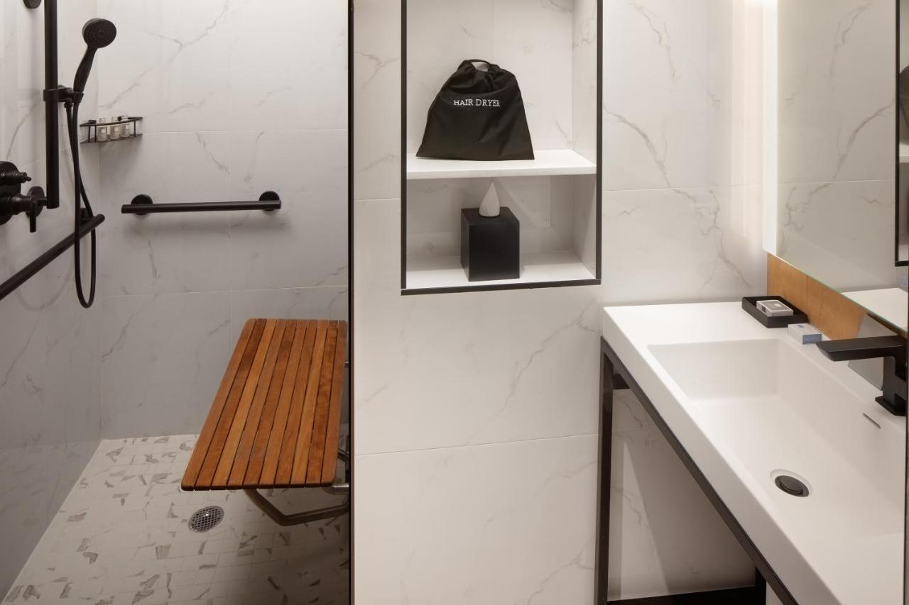 Habitación con ducha accesible en silla de ruedas - 1 cama grande