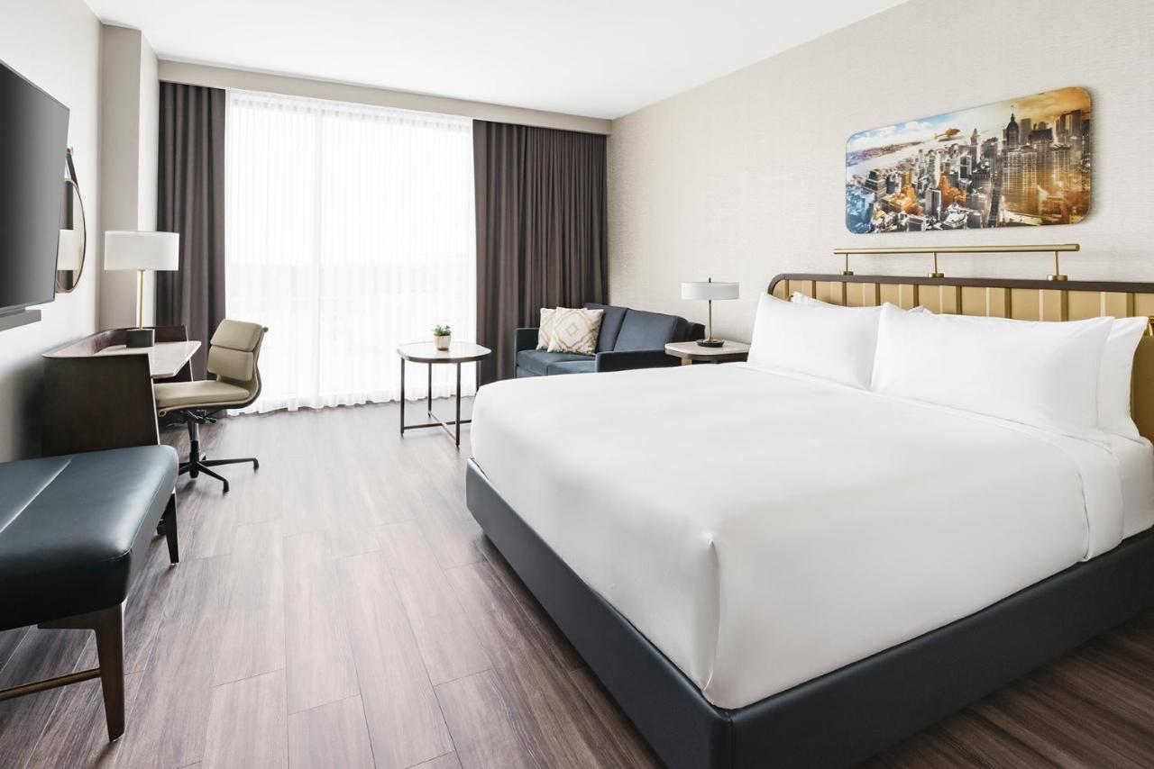 Zimmer mit Kingsize-Bett und Stadtblick