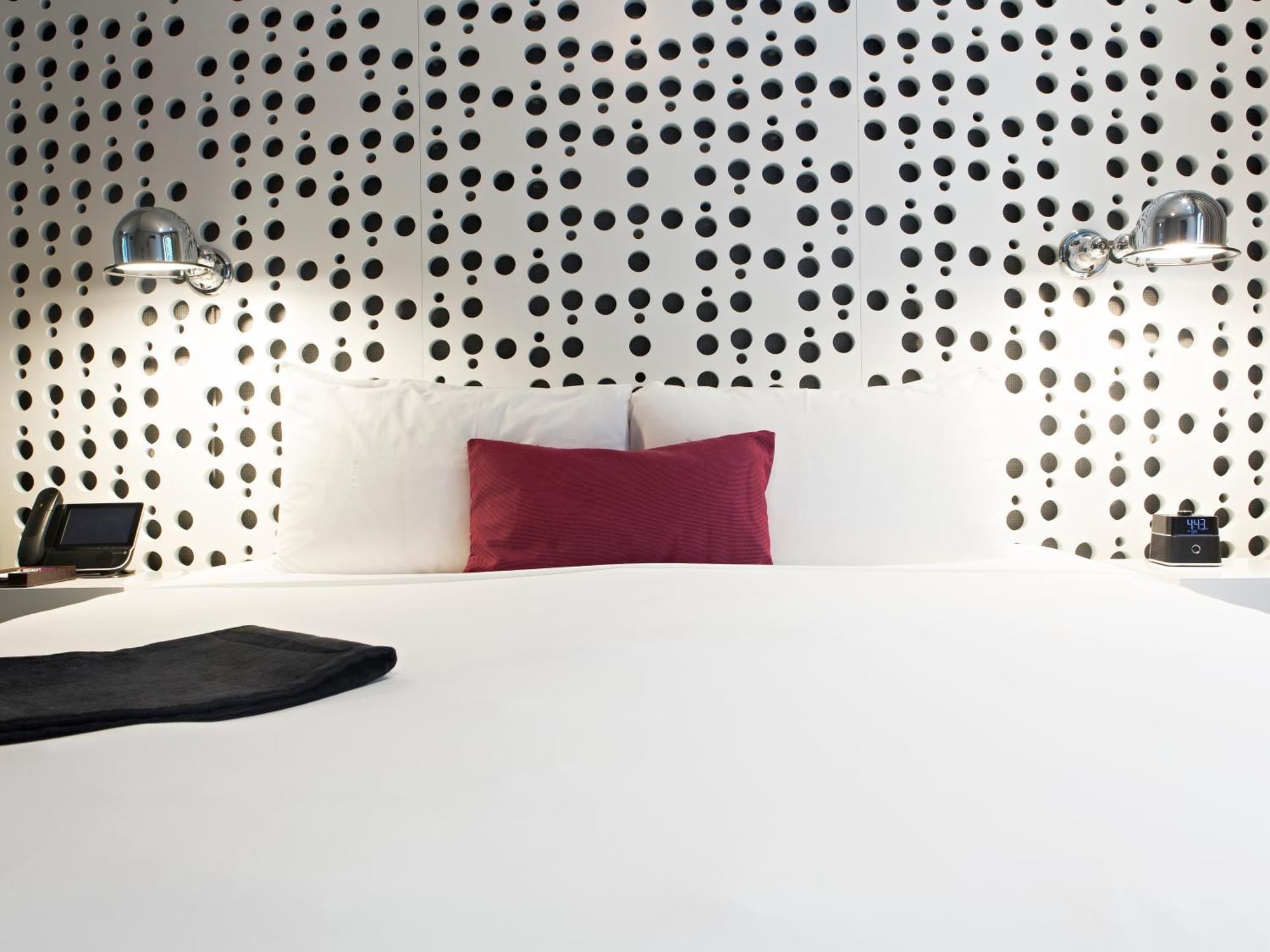 Zimmer mit Kingsize-Bett und Poolblick