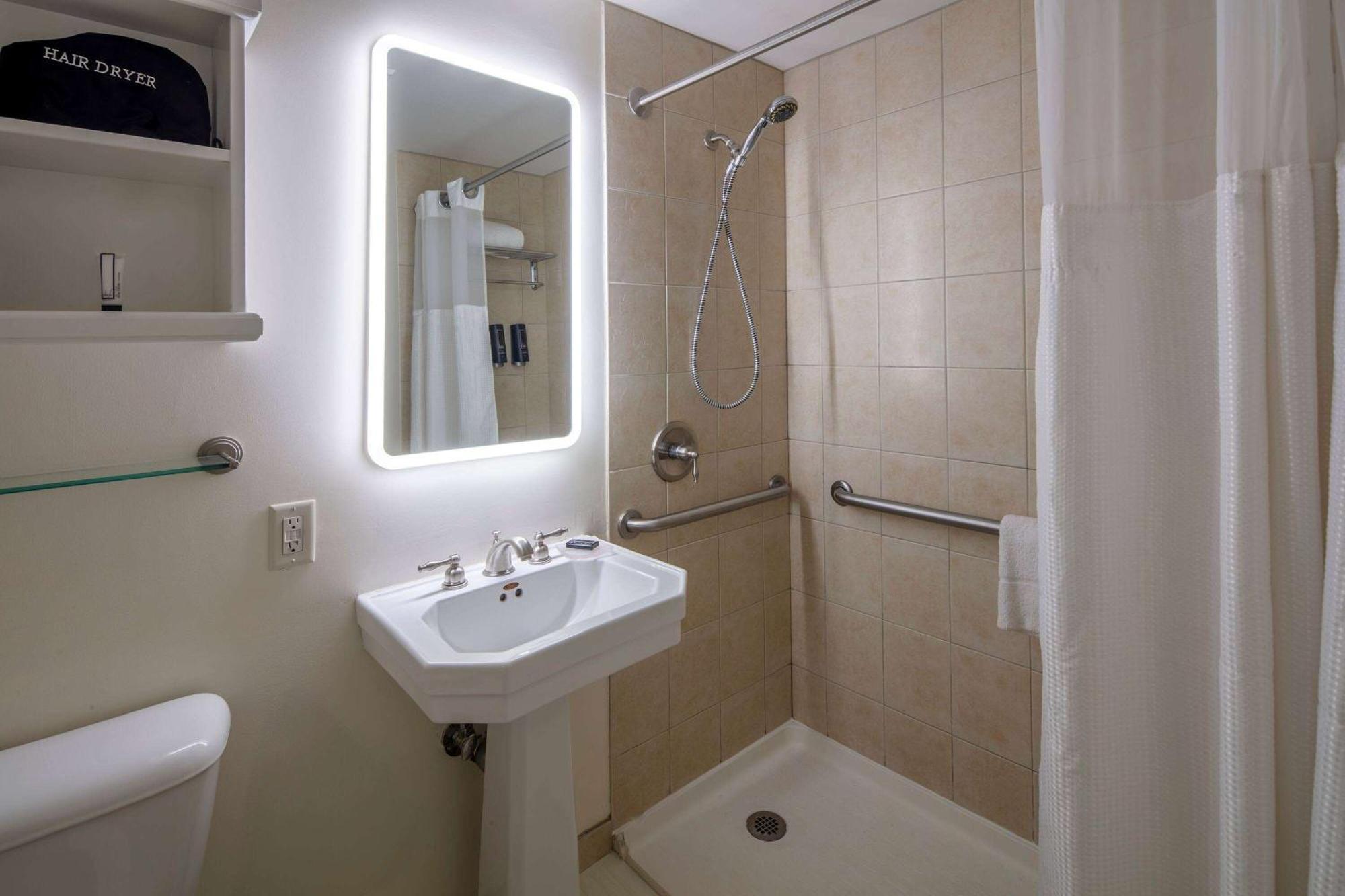 1 Queen Bed, Deluxe Mobility Accessible Room, Non-Smoking
