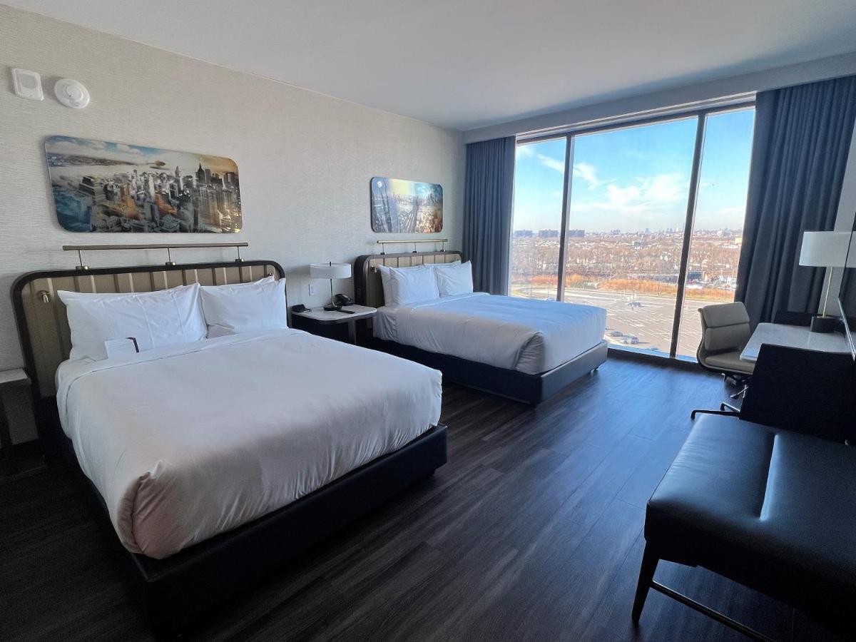 Zimmer mit 2 Queensize-Betten und Stadtblick