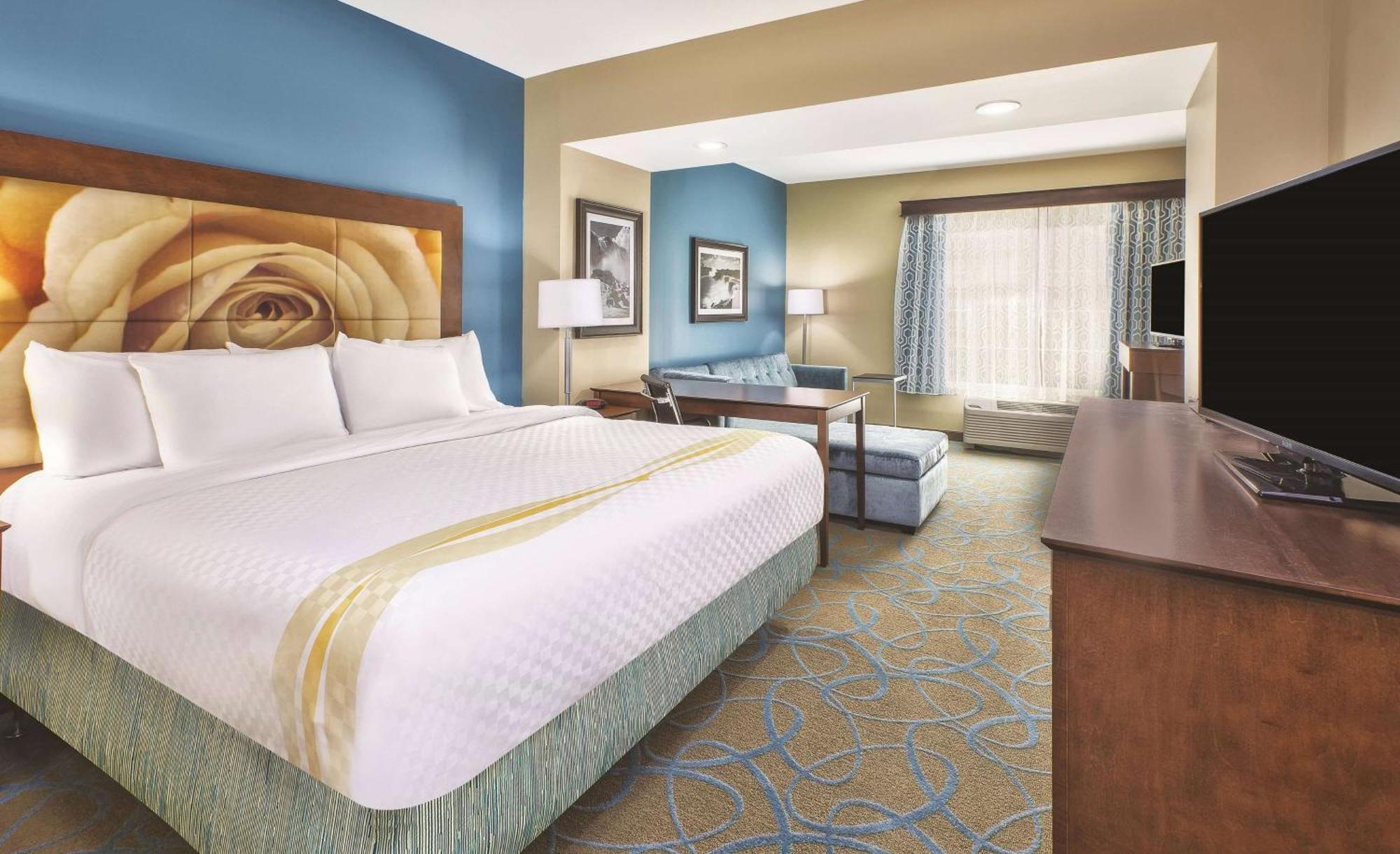 King Room with Roll-In Shower - Mobility/Hearing Accessible - Non-Smoking