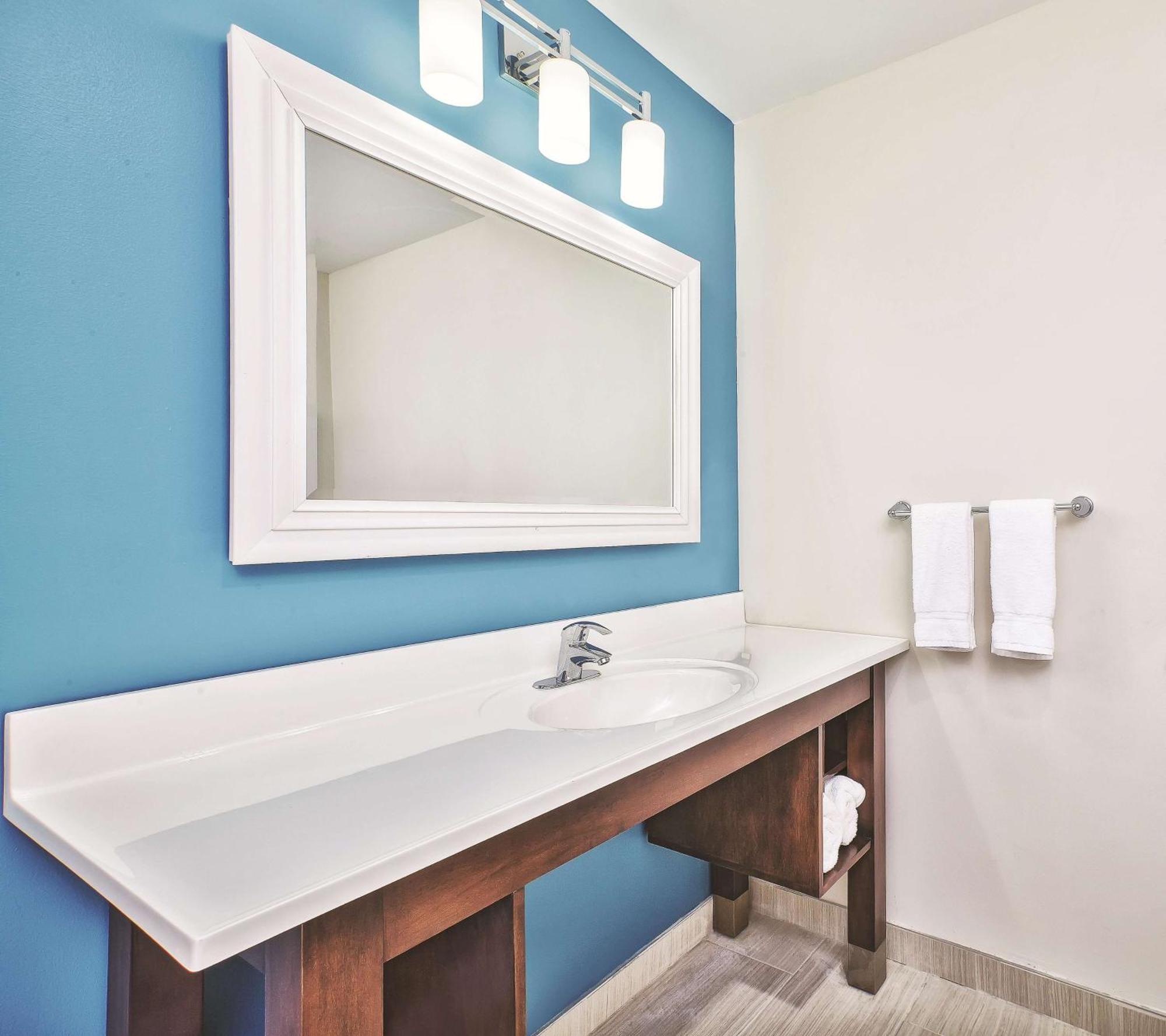 King Room Roll Shower Mobility or Hearing Accessible Non-Smoking,1276850806:JPEG