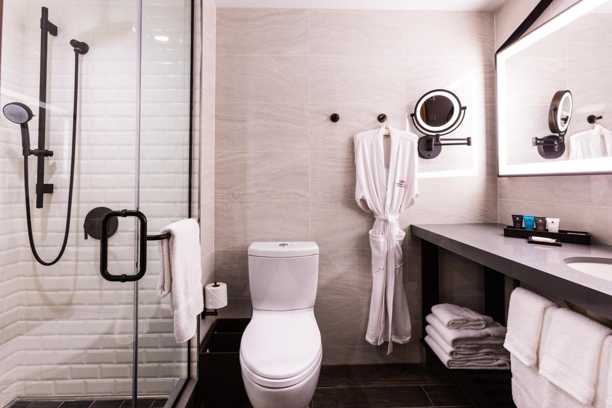 One-Bedroom King Suite with Roll-In Shower - Mobility Access
