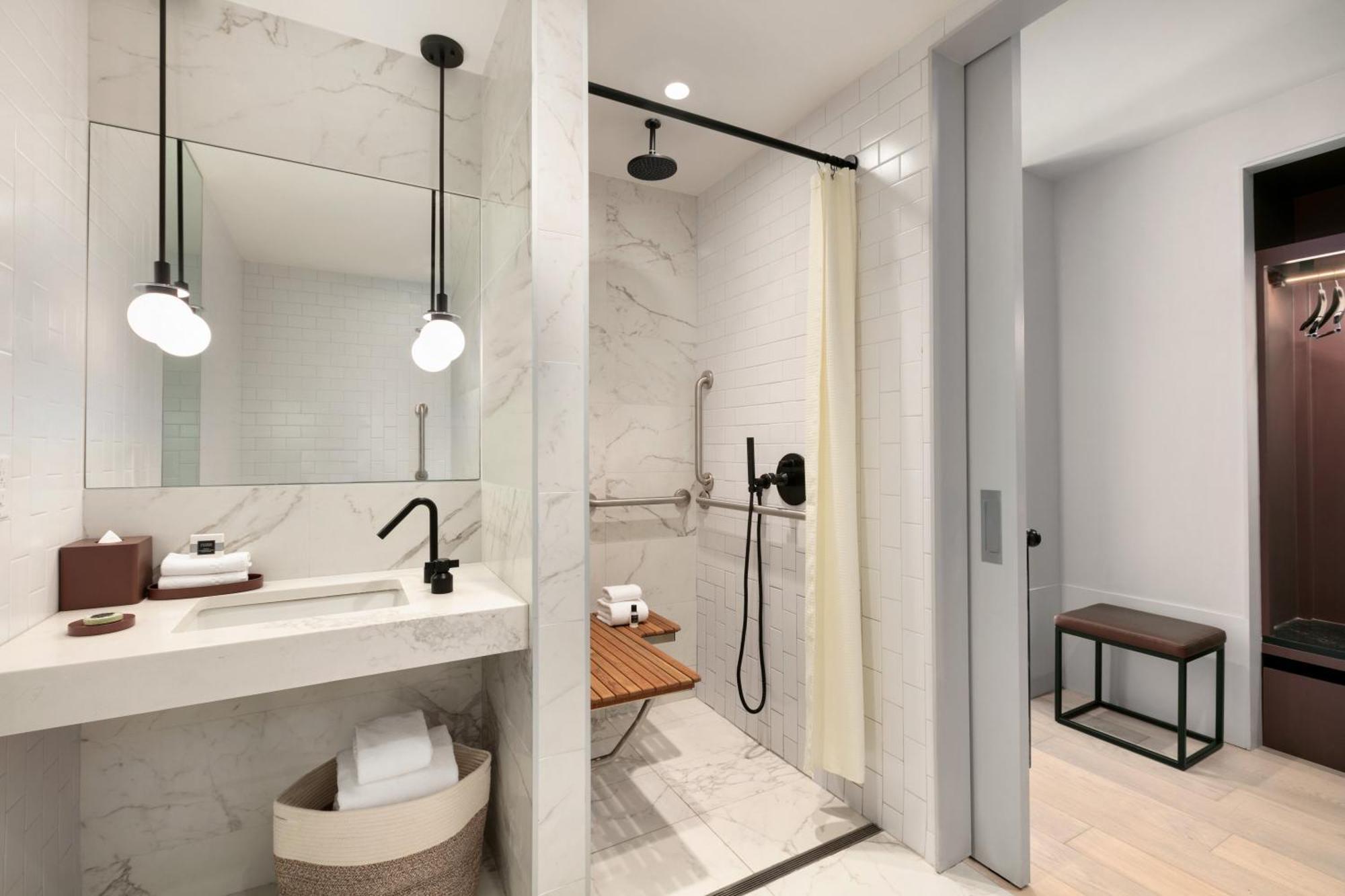 Quarto King com Duche para Pessoas com Mobilidade Condicionada - Acessível a Pessoas com Audição Condicionada
