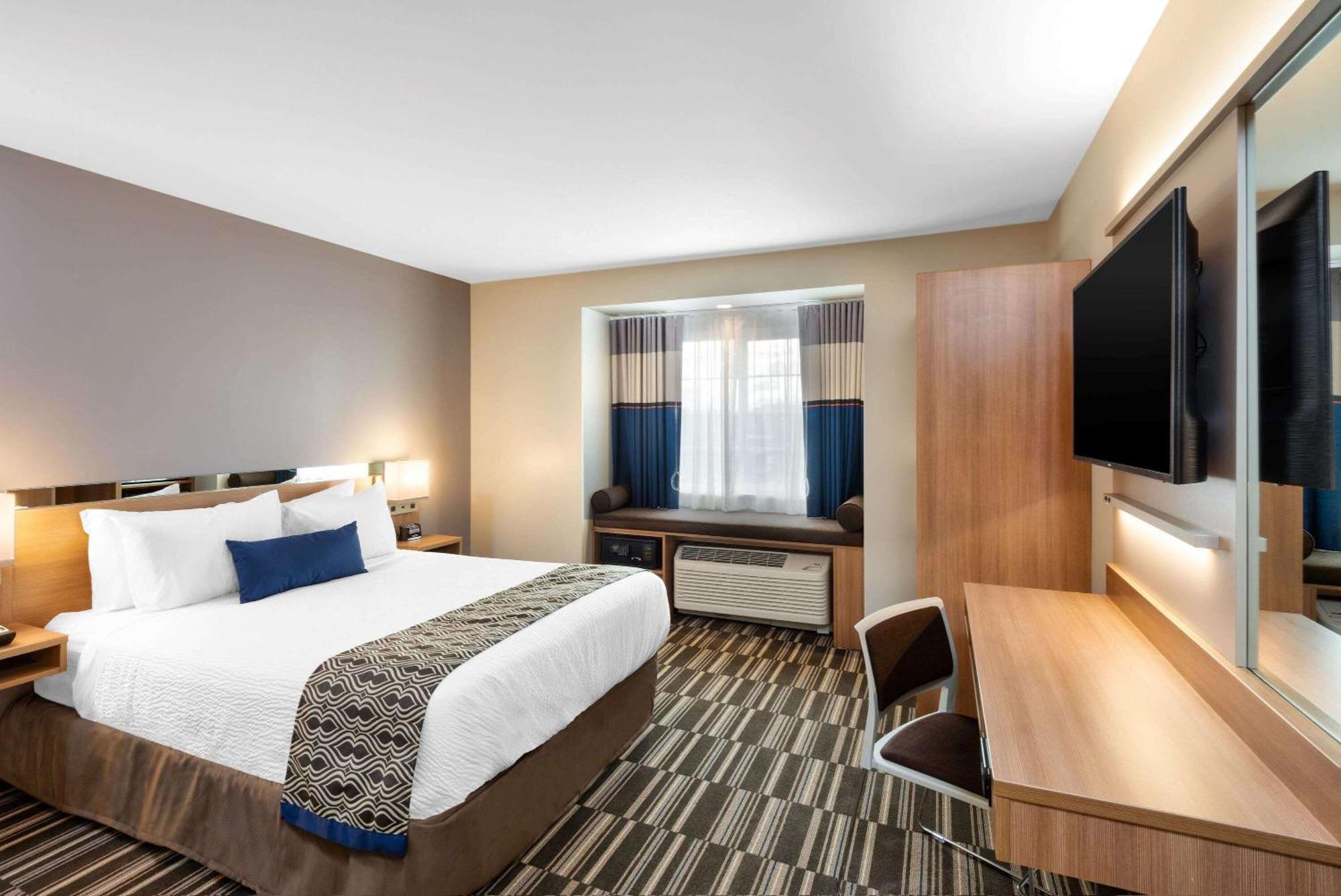 Queen Room with Mobility/Hearing Access - Non-Smoking