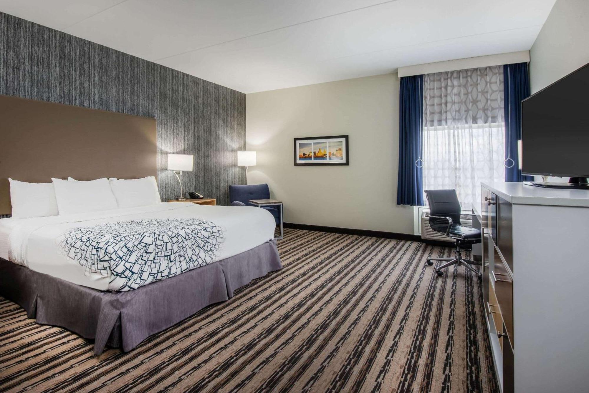 King Room with Roll-In Shower - Mobility/Hearing Accessible - Non-Smoking