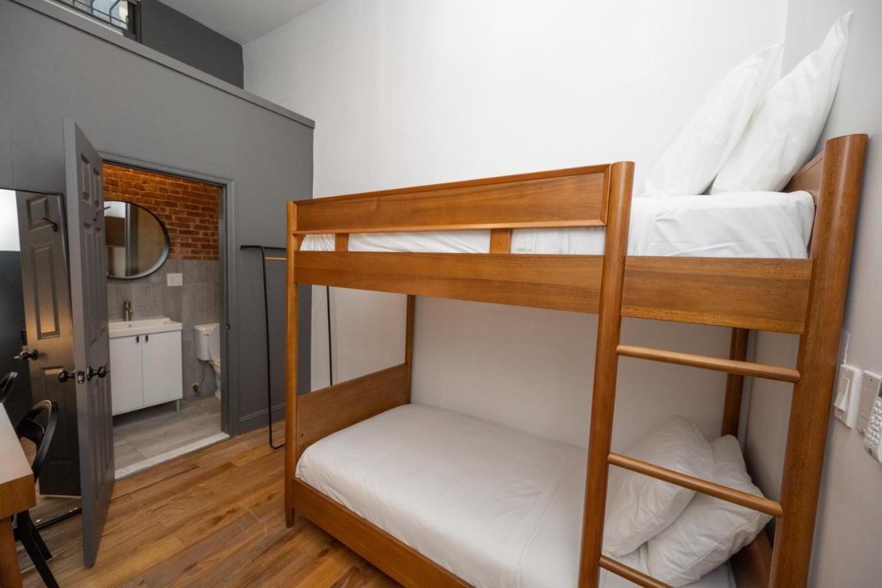 Quarto com Cama de Casal ou 2 de Solteiro e Banheiro Privativo