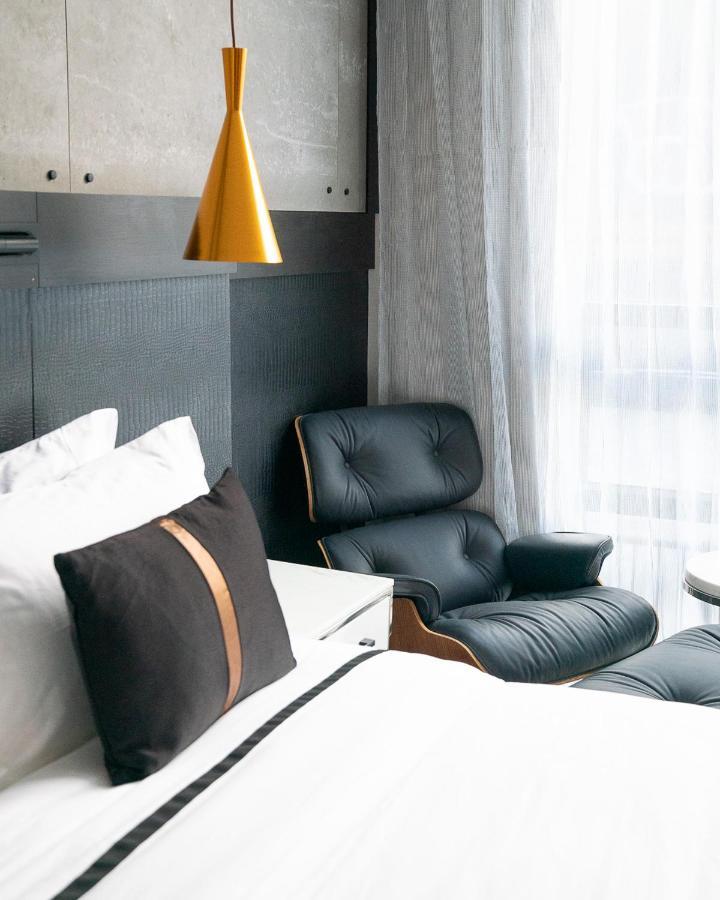 Habitación con cama extragrande.