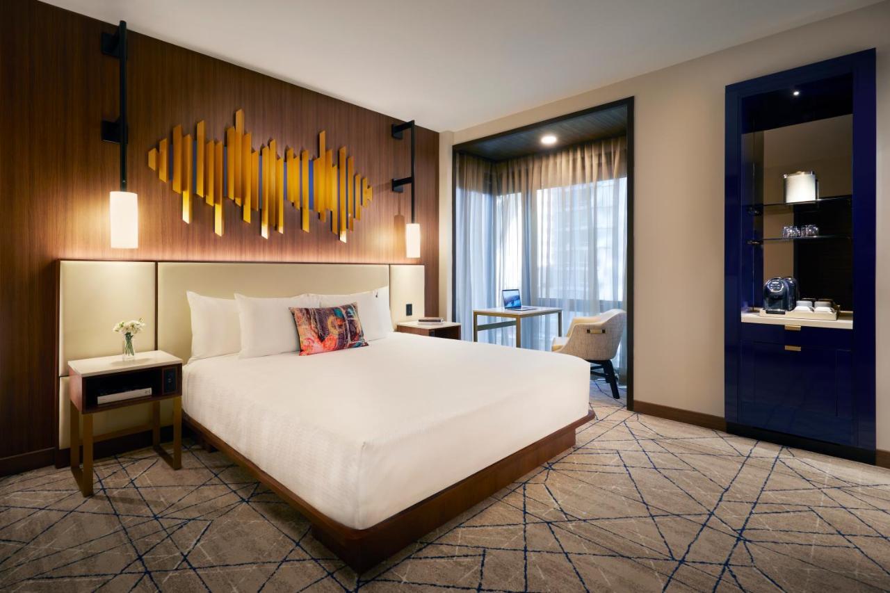Deluxe Room 1 King Bed
