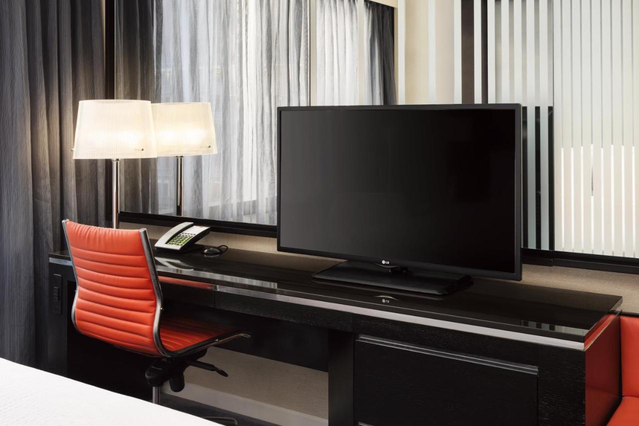 Upgraded Double Room with Two Double Beds, City View and Adapted Tub - Mobility Accessible,1388063936:JPEG