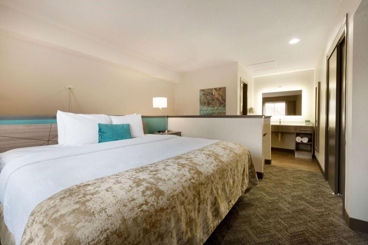 One-Bedroom Loft King Suite with Two King Beds, Sofa Bed and Full Kitchen - Non-Smoking,1330127477:JPEG