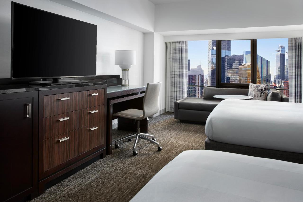 Quarto Duplo Superior com 2 Camas de Casal e Vista da Times Square - Acessível para Hóspedes com Deficiência Auditiva