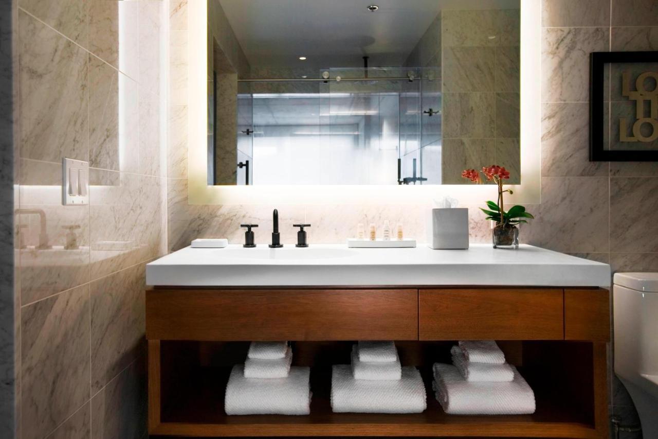 Quarto Queen Tradicional com 2 Camas Queen-Size, Vista Cidade e Duche para Pessoas com Mobilidade Condicionada - Acessível a Pessoas com Mobilidade Condicionada