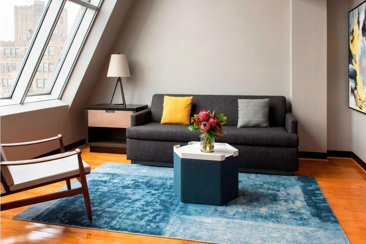 Suite con cama extragrande y vistas al perfil urbano - Planta Superior