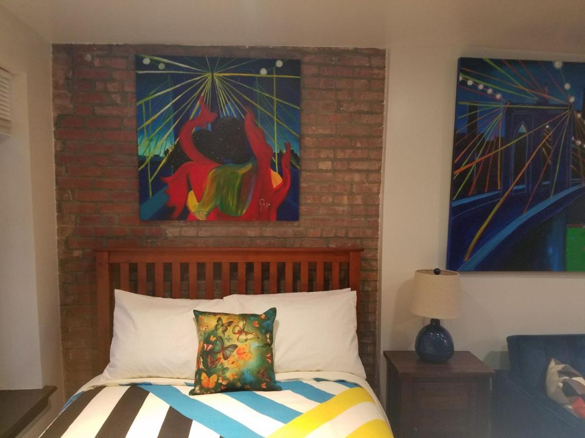 Estudio con cama extragrande y sofá cama