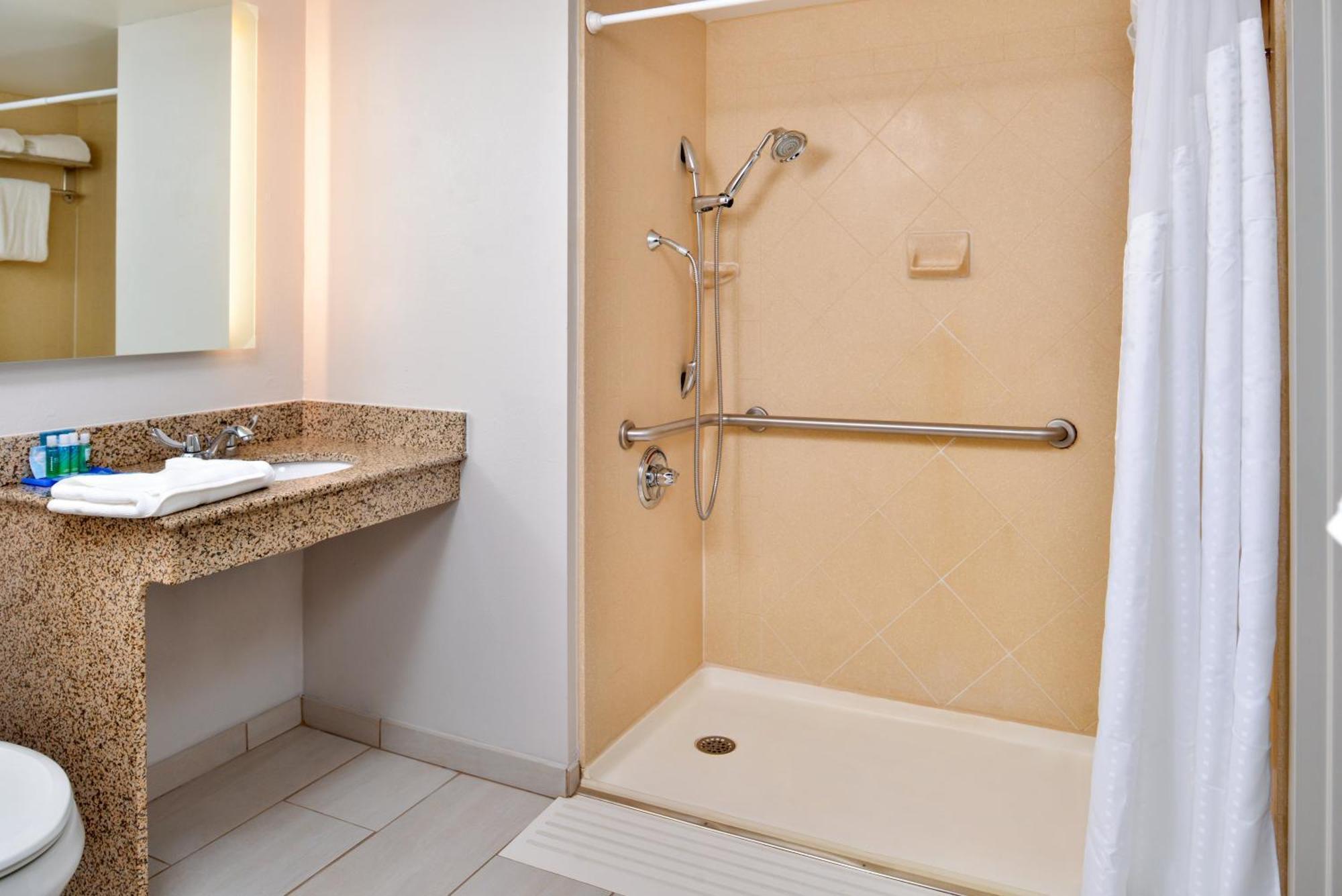 One-Bedroom Queen Room with Mobility Accessible Tub - Non-Smoking,1434978370:JPEG