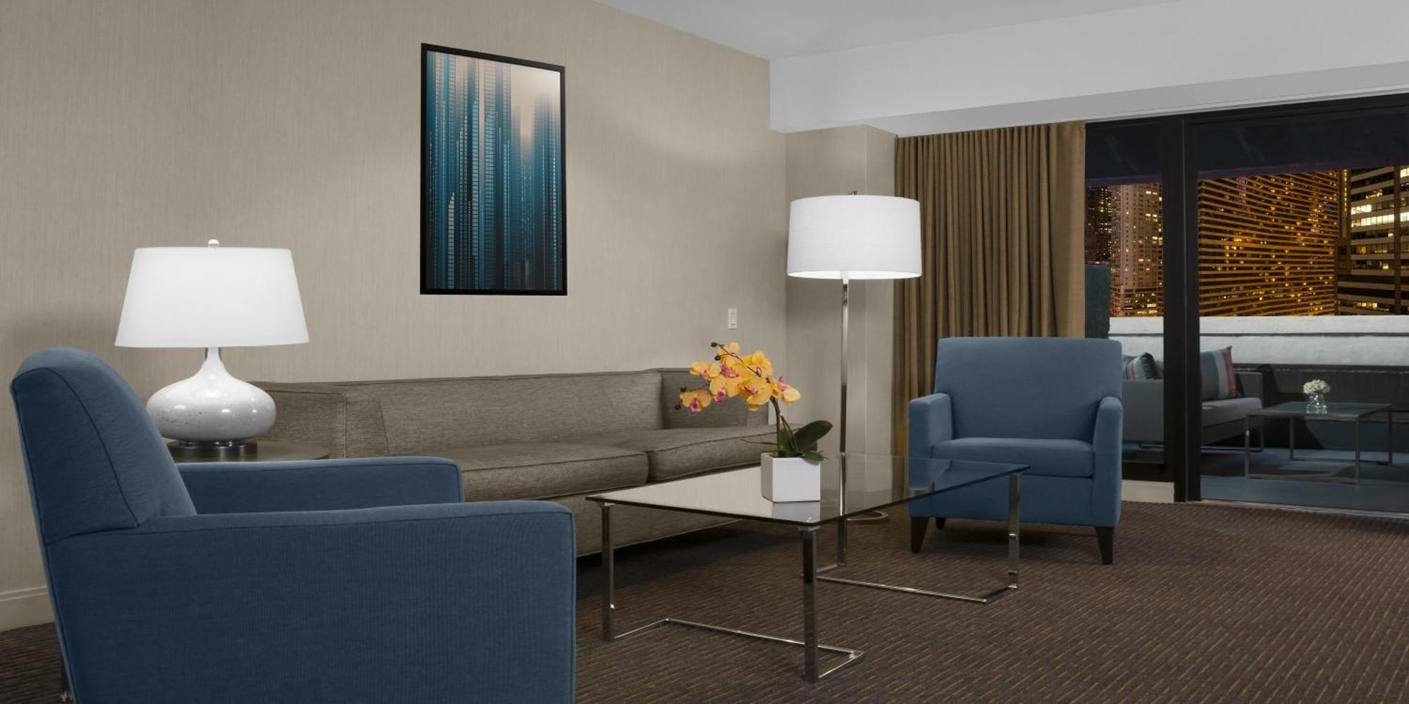 Suite con cama grande y balcón