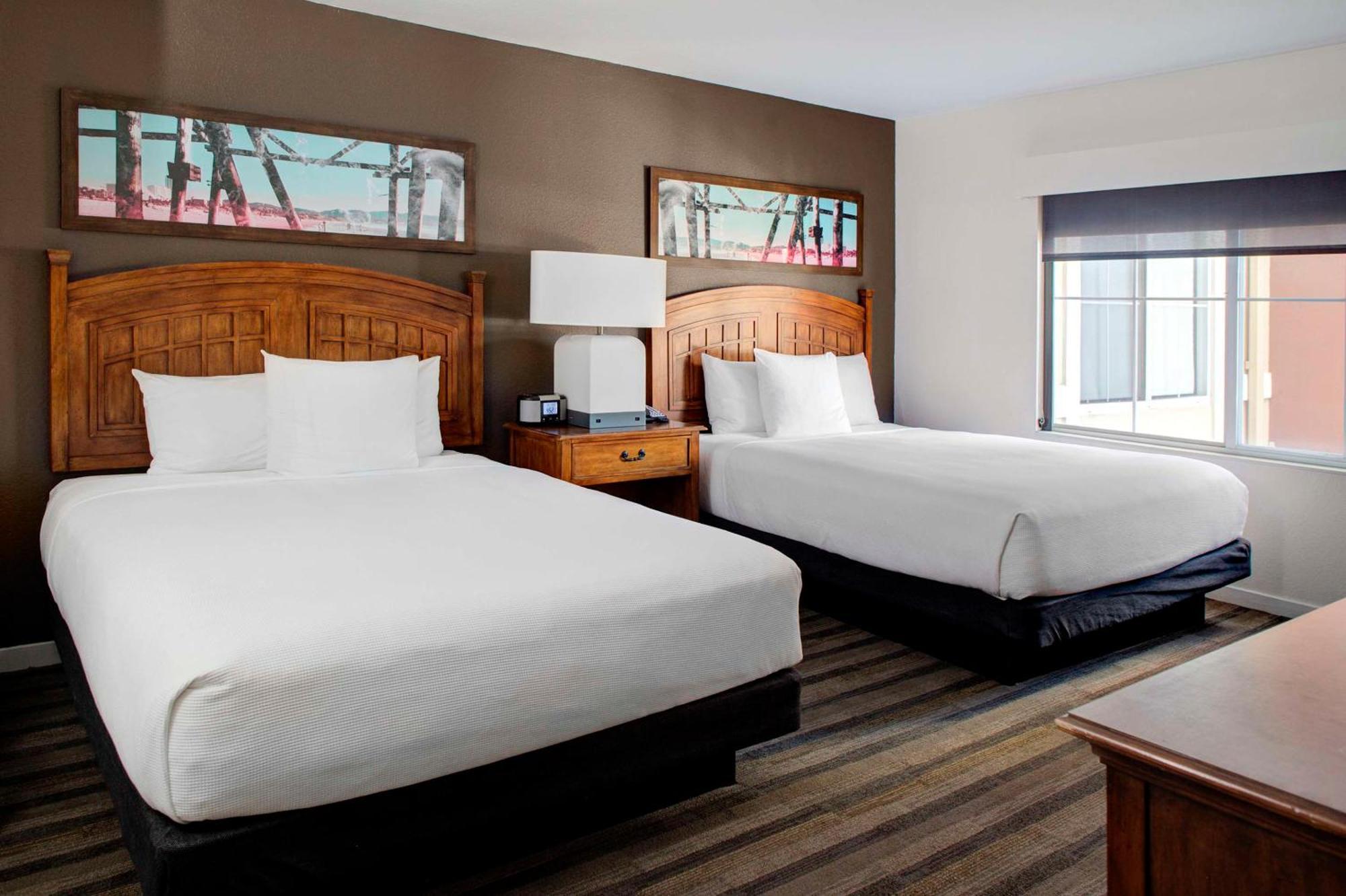 Standard Queen Room with Two Queen Beds,1690968085:JPEG