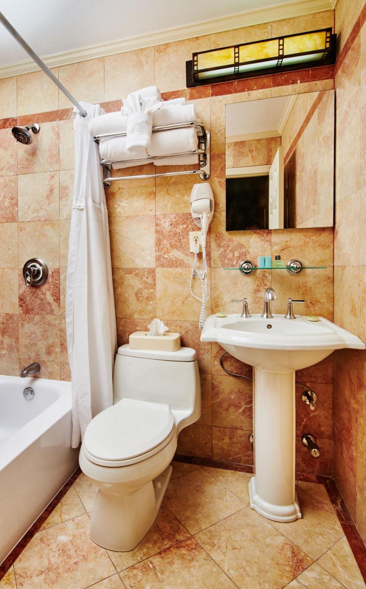 One-Bedroom Apartment with Two Queen Beds,397538520:JPEG