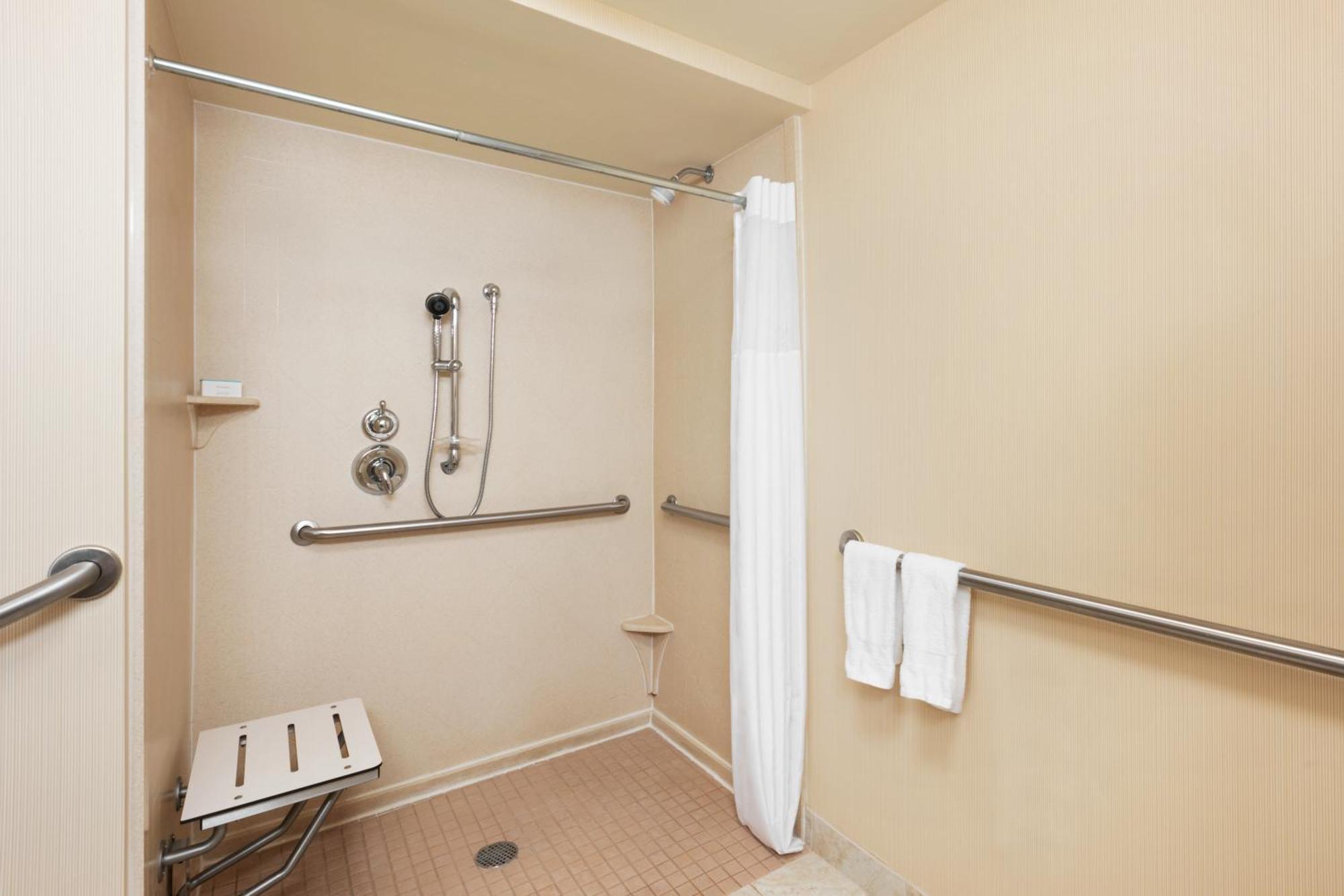 Quarto King com Duche para Pessoas com Mobilidade Condicionada - Acessível a Pessoas com Mobilidade Condicionada - Não Fumador