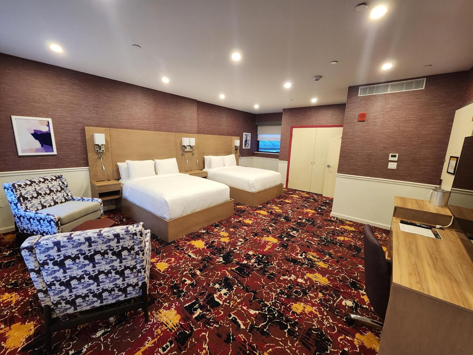 Suite de 1 dormitorio con vistas a la ciudad y 2 camas grandes