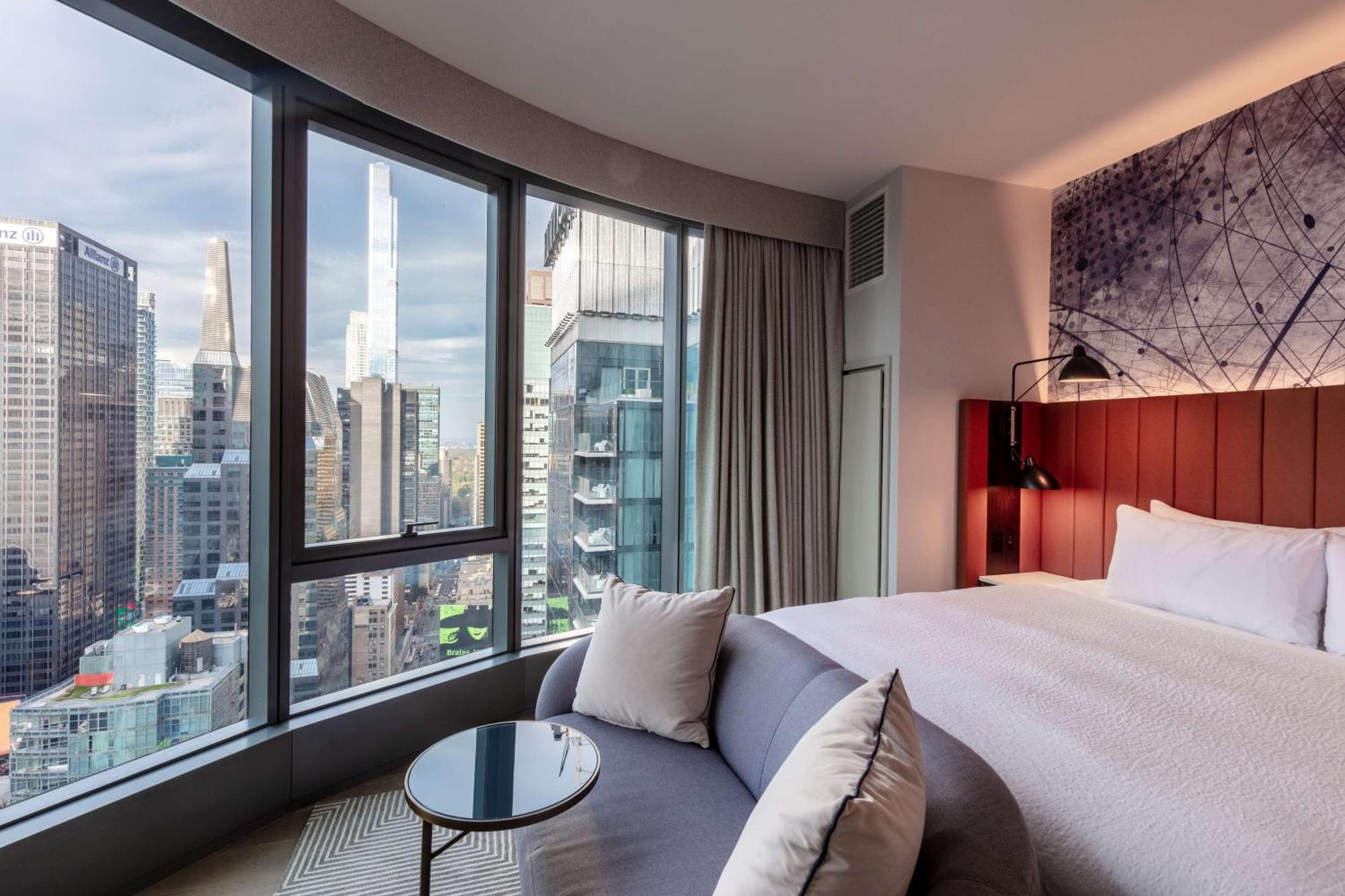 Panorama Eckzimmer mit Kingsize-Bett und Blick auf den Platz – Nichtraucher
