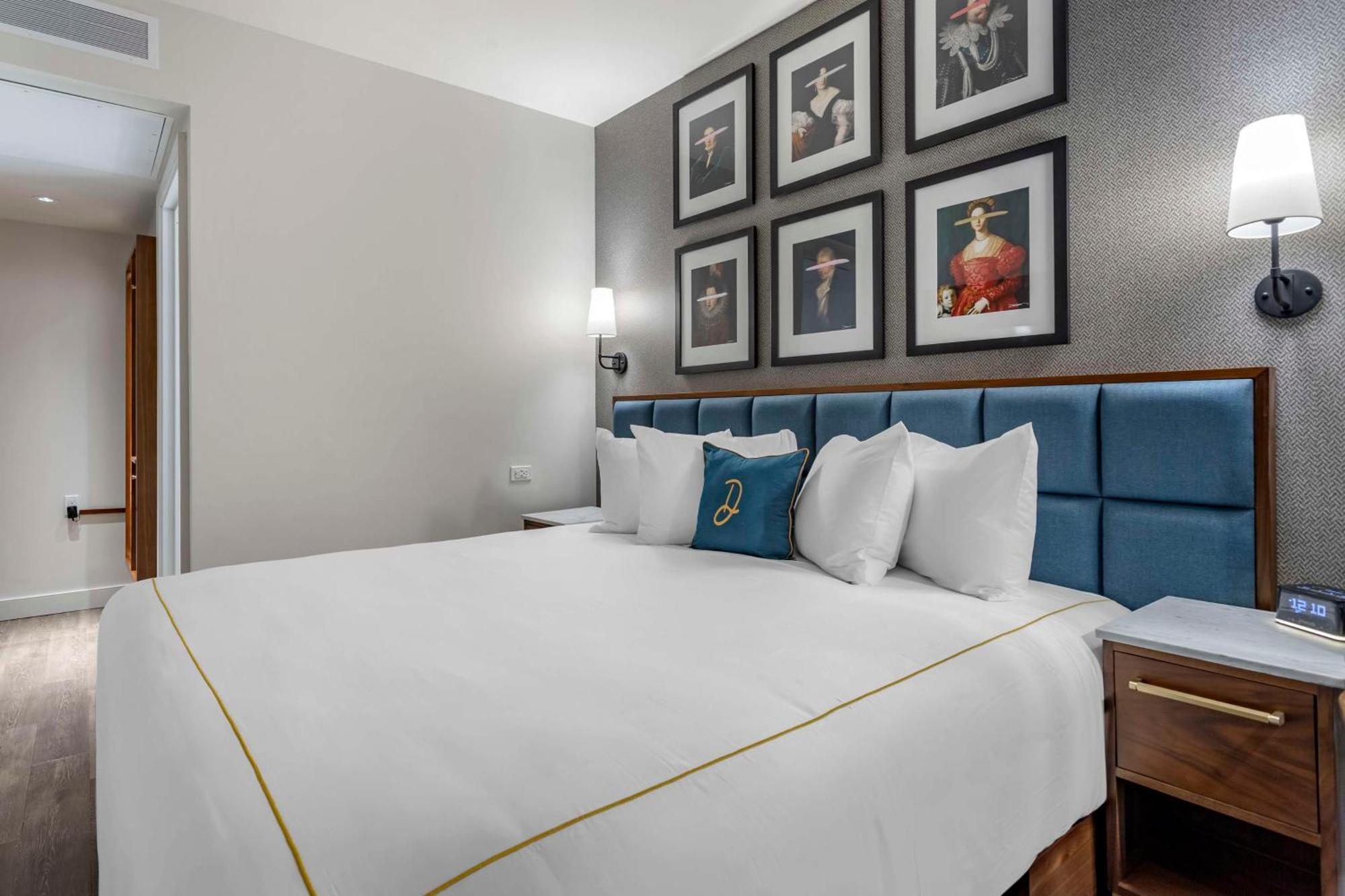 Premium Zimmer mit Kingsize-Bett und Blick auf die Stadt
