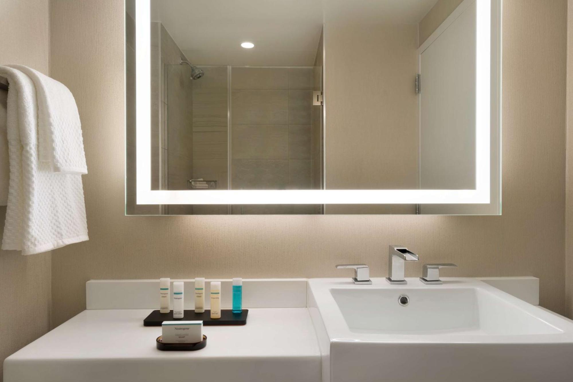 Junior King Suite - Hearing Accessible,1545579247:JPEG