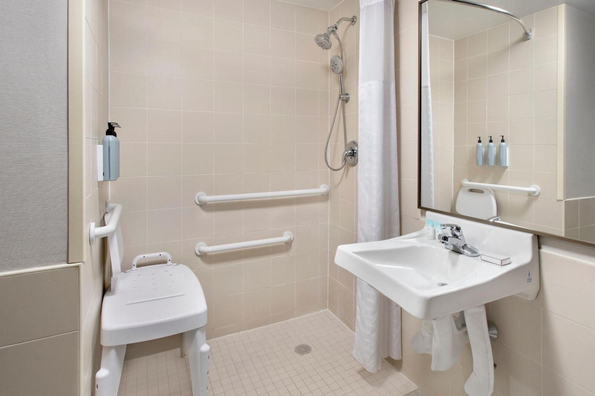 Quarto Duplo com 2 Camas de Casal e Duche para Pessoas com Mobilidade Condicionada - Acessível a Pessoas com Mobilidade Condicionada