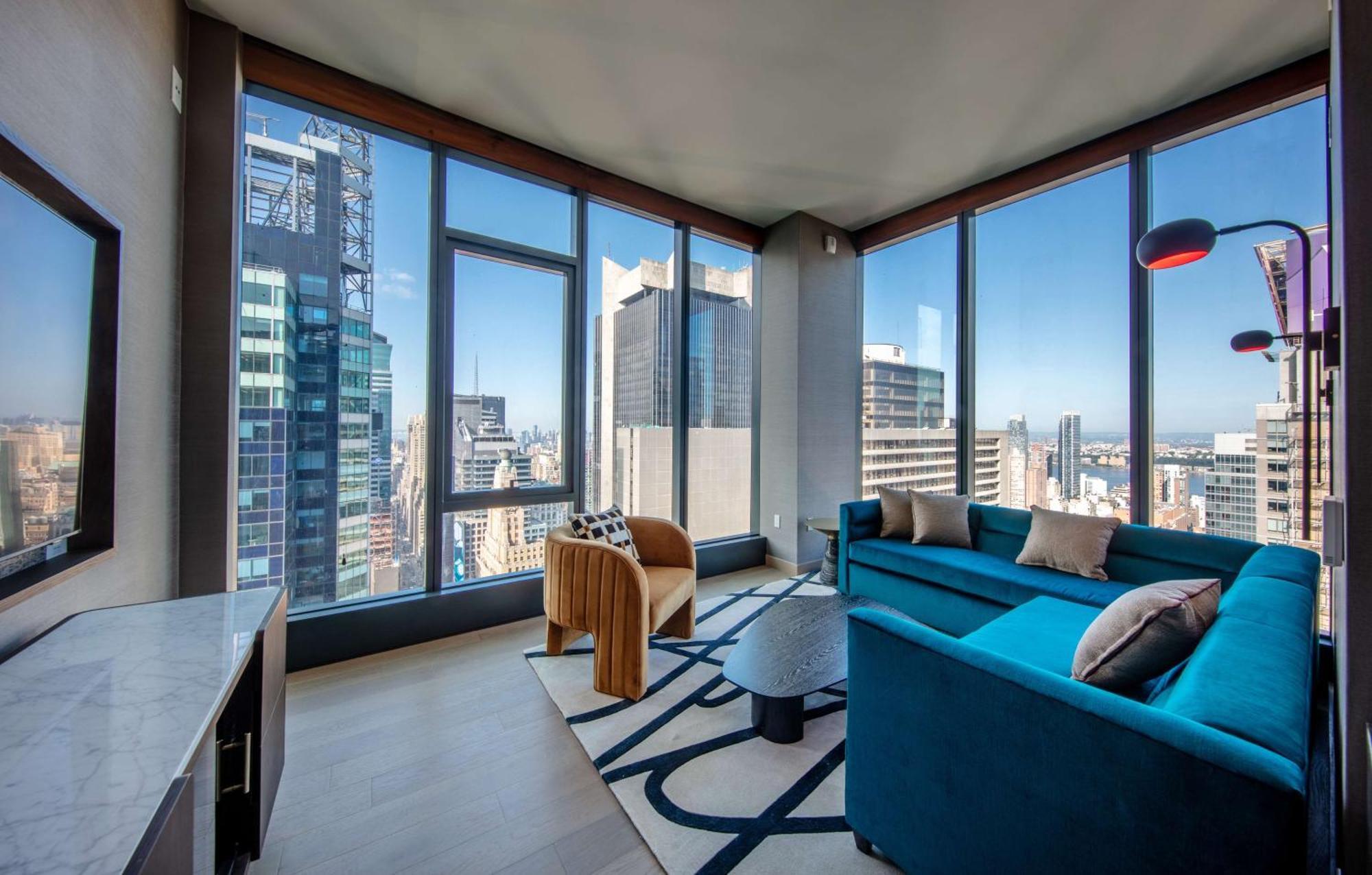 Suite mit Kingsize-Bett und mit Blick auf die Skyline