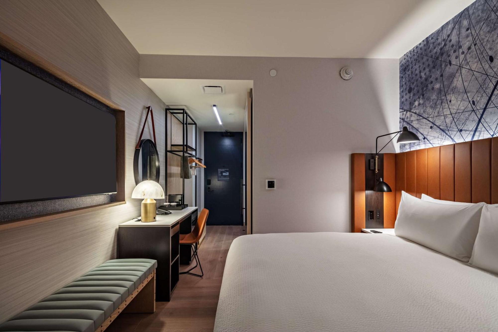 Zimmer mit Kingsize-Bett und Aussicht auf den Times Square - obere Etage