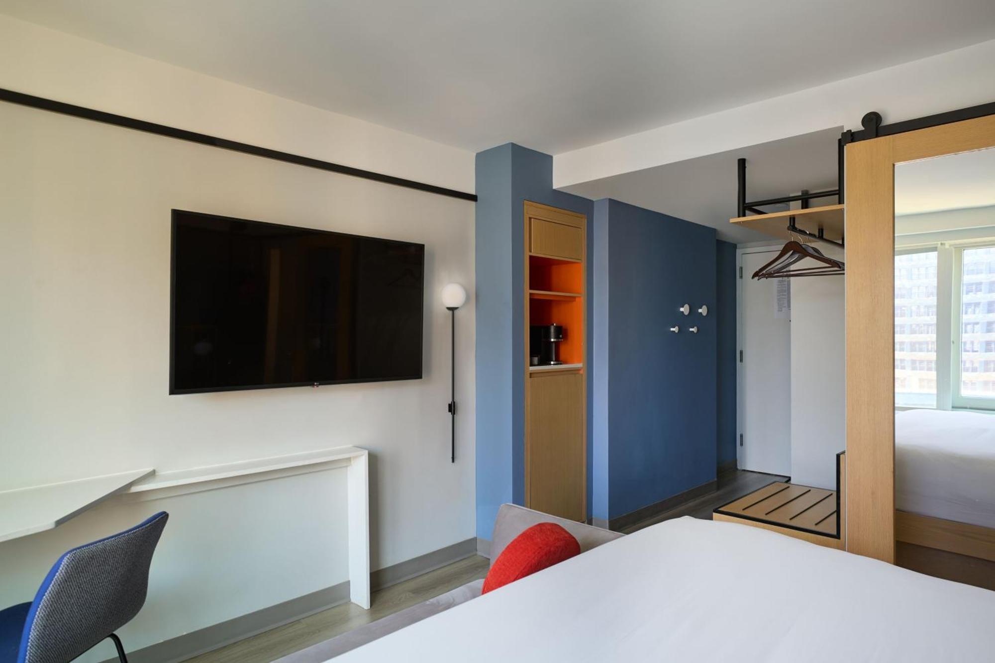 Habitación con cama extragrande.