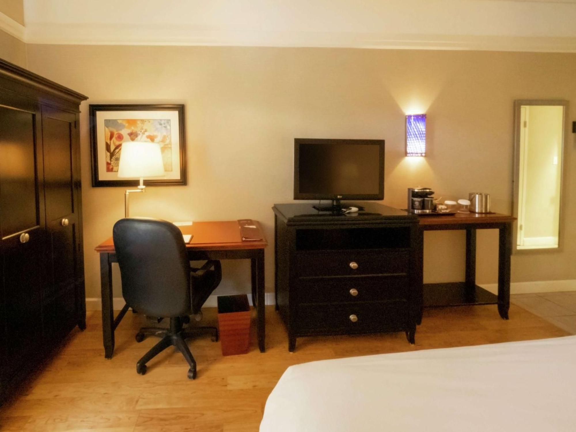 King Room with Roll-in Shower - Mobility and Hearing Accessible/Non-Smoking,1276295824:JPEG