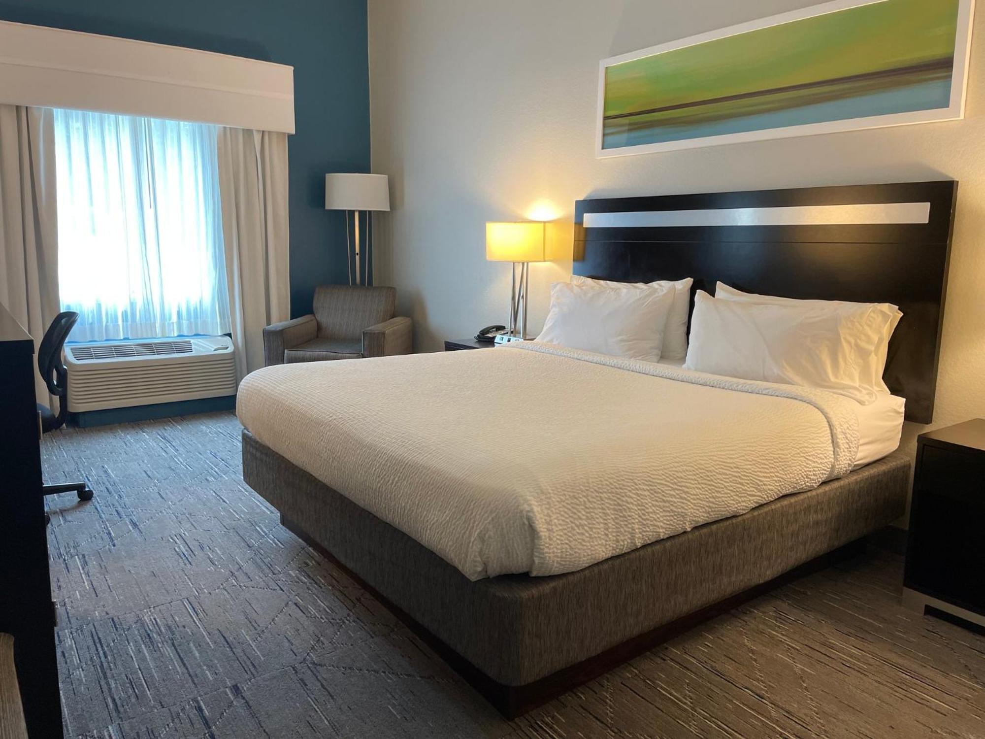 Standard King Room with Mobility Accessible Tub