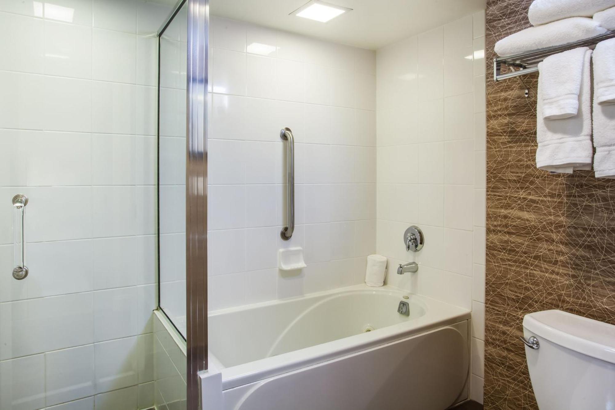 King Suite with Spa Bath - Non-Smoking,684337443:JPEG