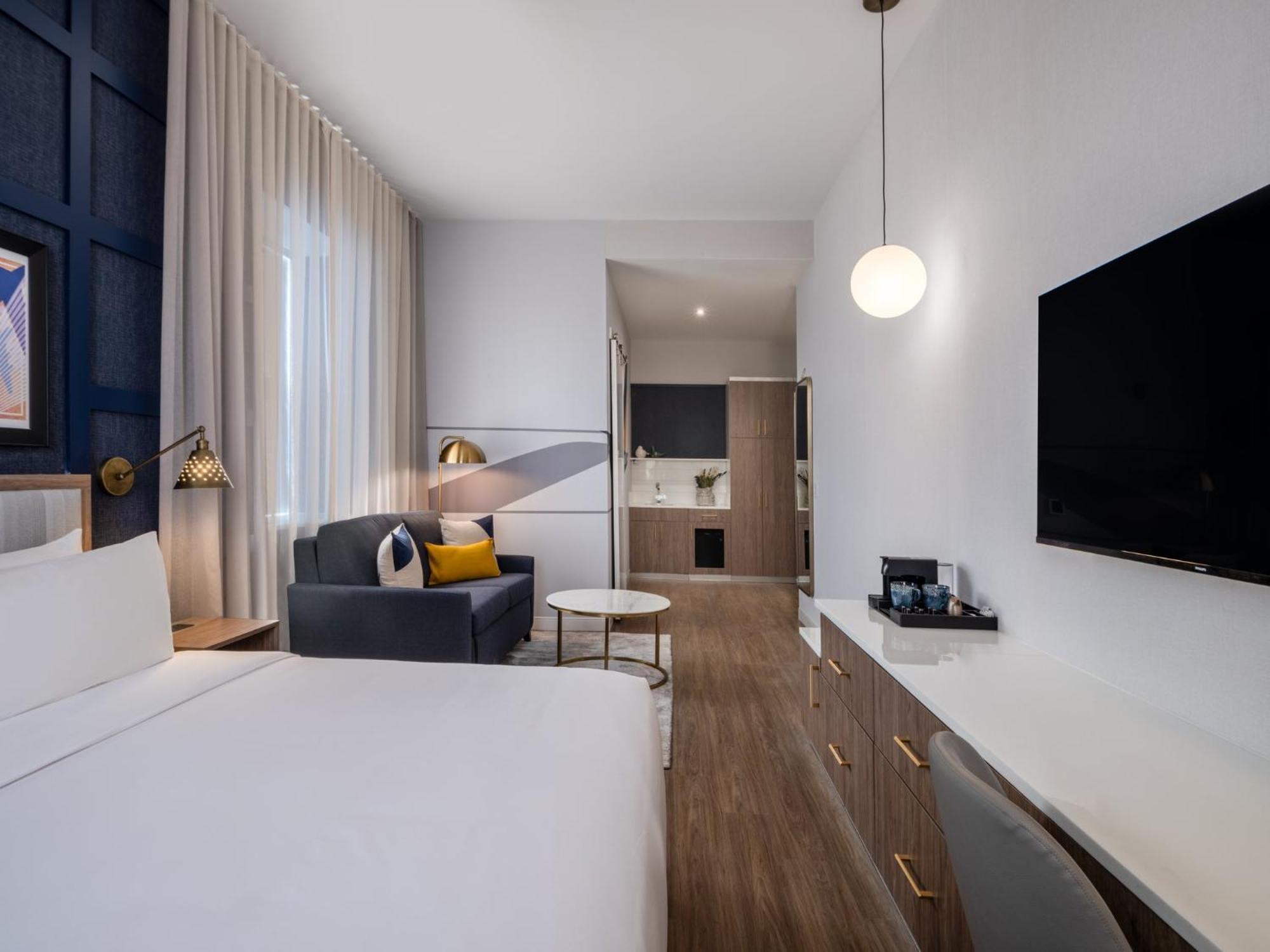 King Suite with Sofa Bed and Whitestone Bridge View