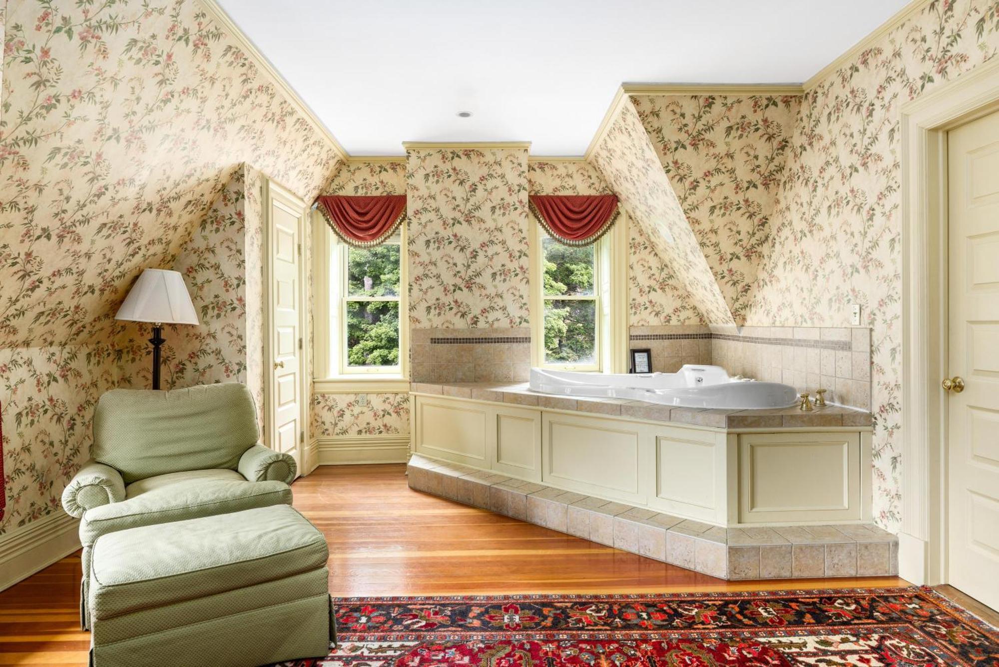 Deluxe King Suite