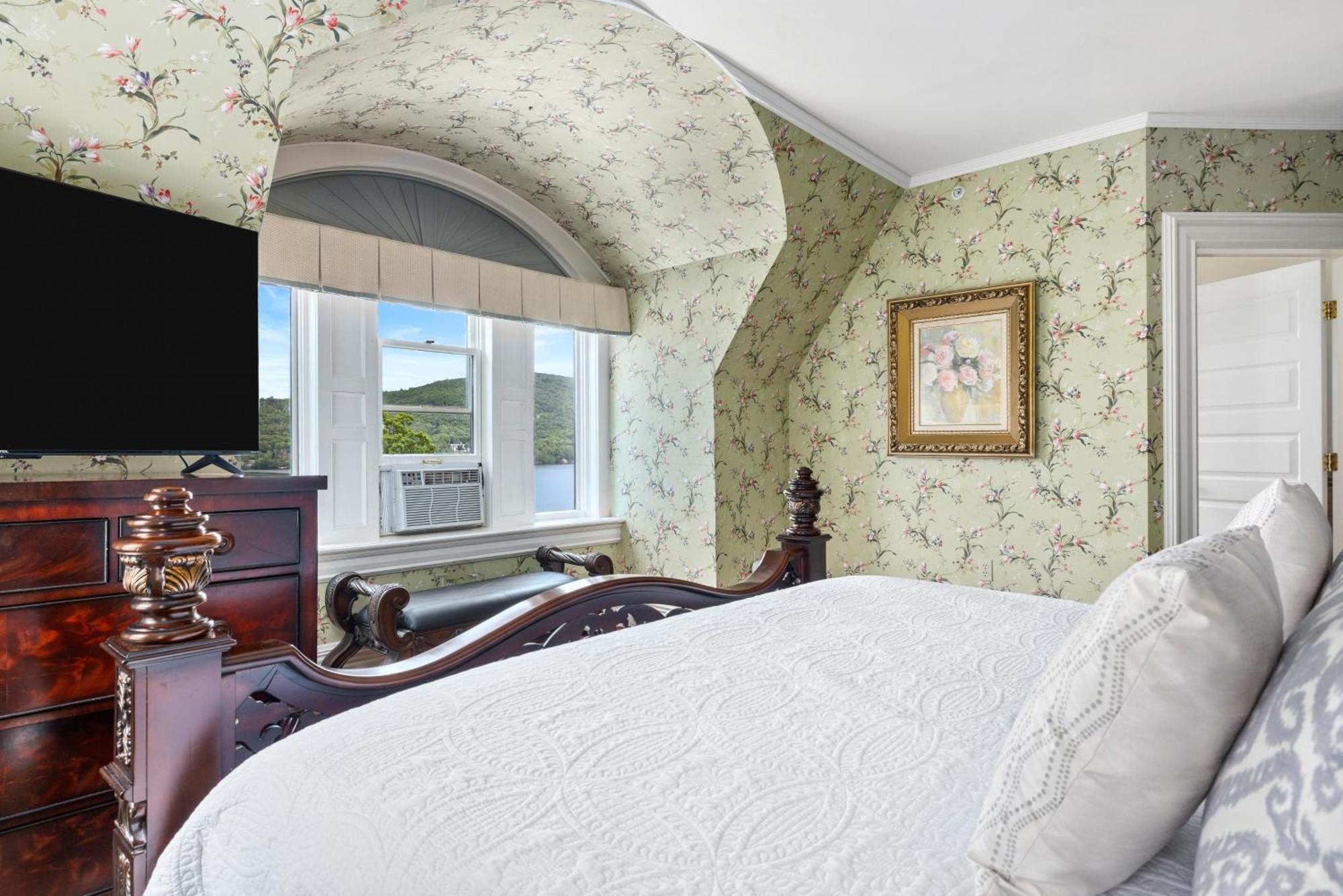 Suite with Lake View