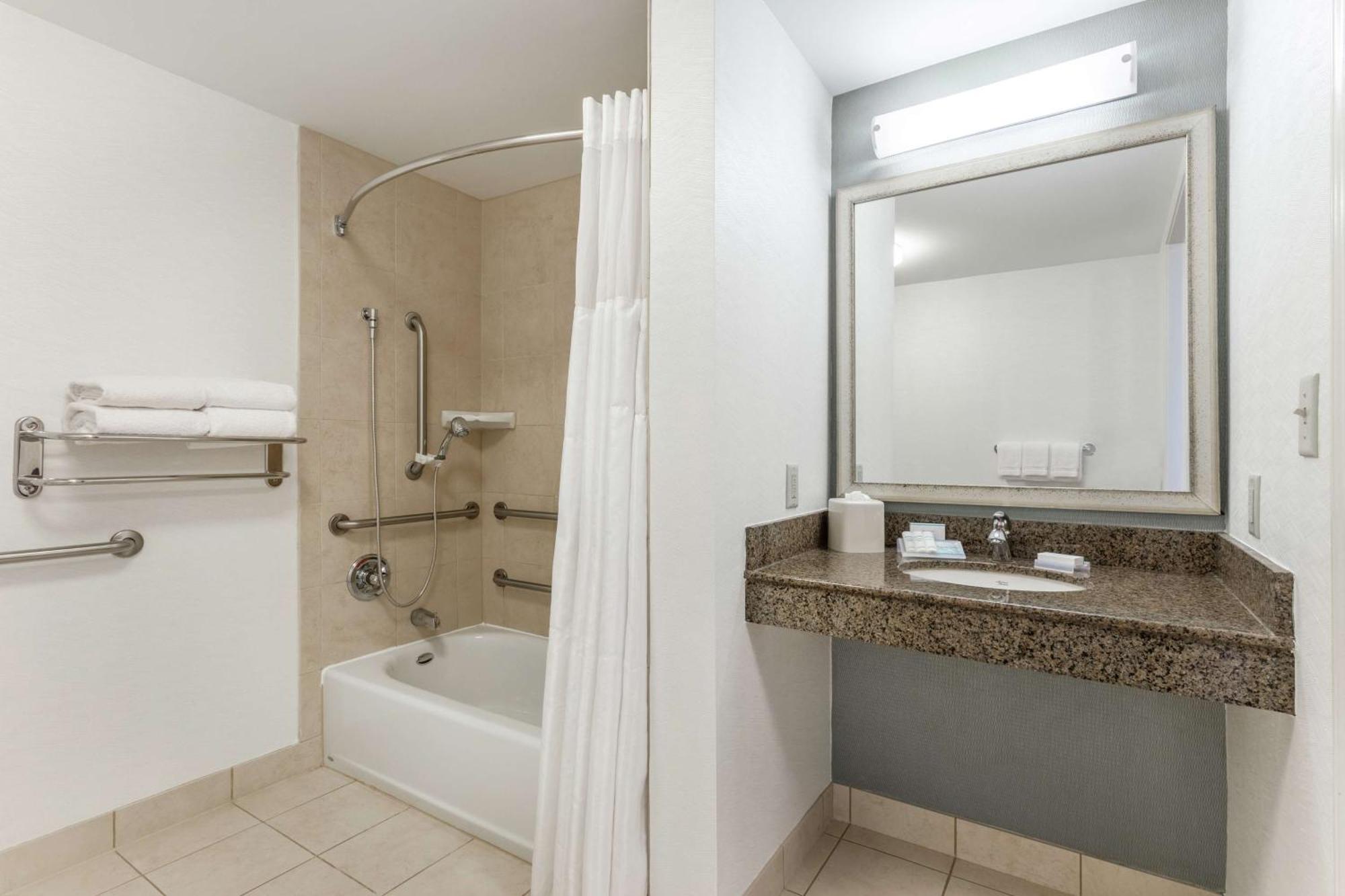 Queen Room with Two Queen Beds - Mobility and Hearing Access,1673929627:JPEG