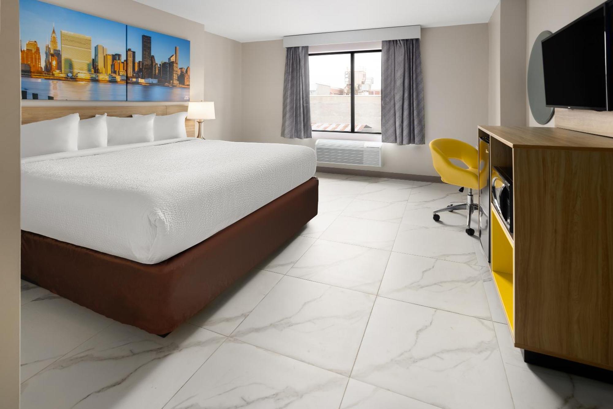King Room with Tub with Grab Bars - Mobility Accessible/Non-Smoking