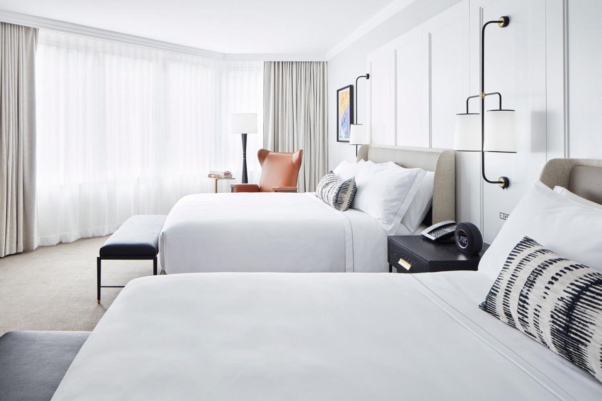Quarto Queen Deluxe com 2 Camas Queen-size e Vista da Cidade