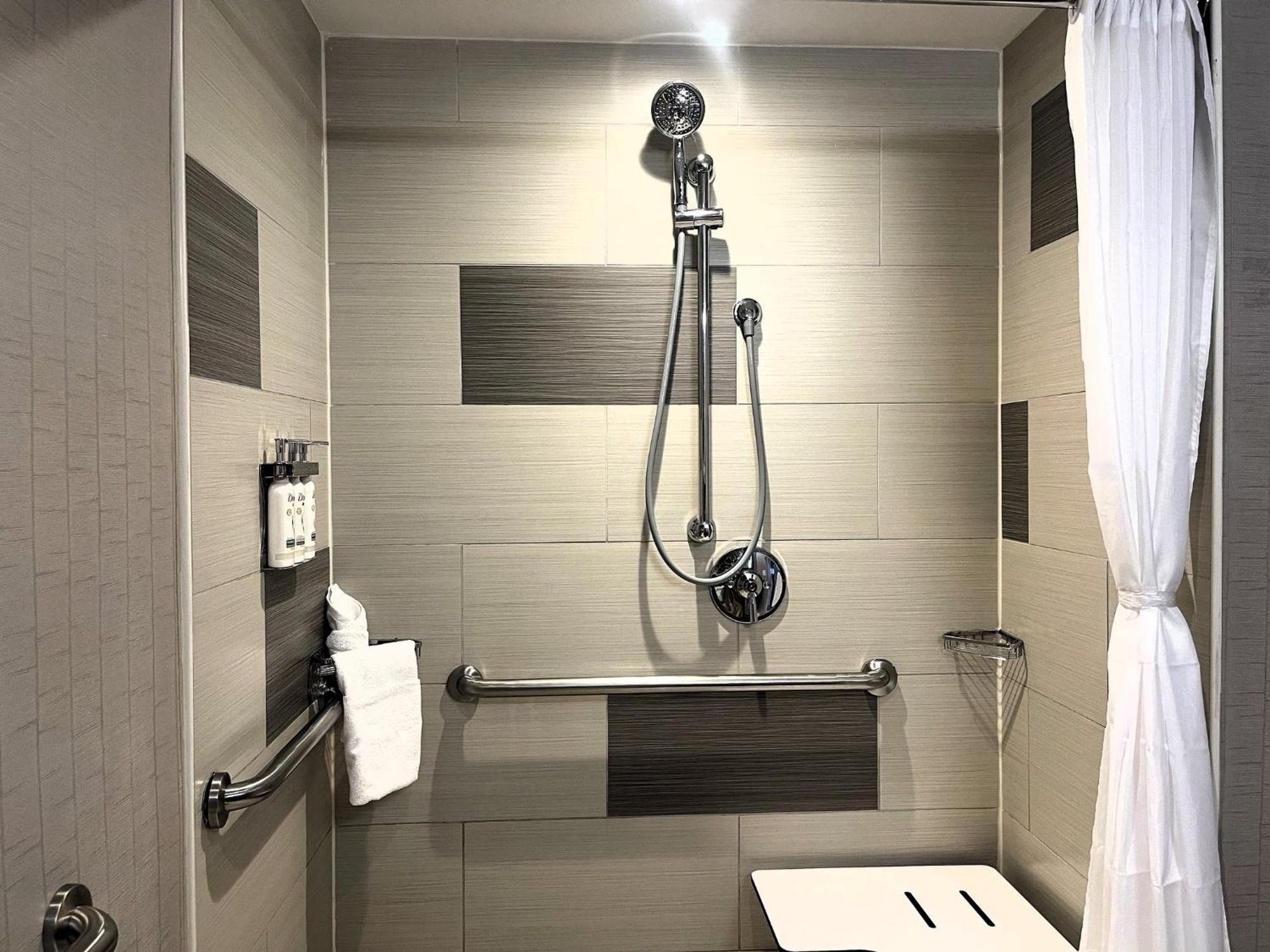 Chambre Lit King-Size Adaptée aux Personnes Malentendantes - Douche Accessible en Fauteuil Roulant